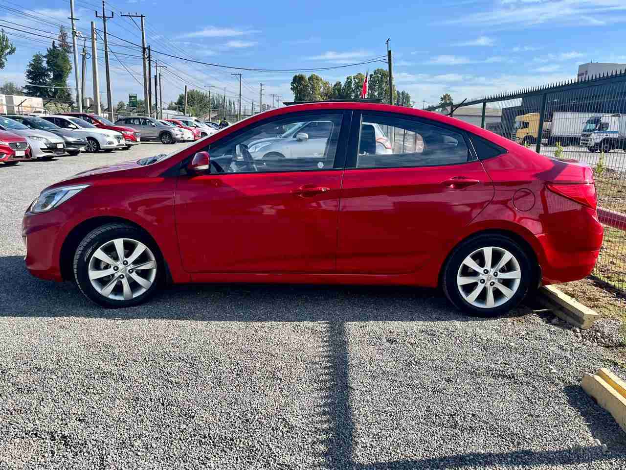Auto sedán rojo en buen estado - miniatura 4