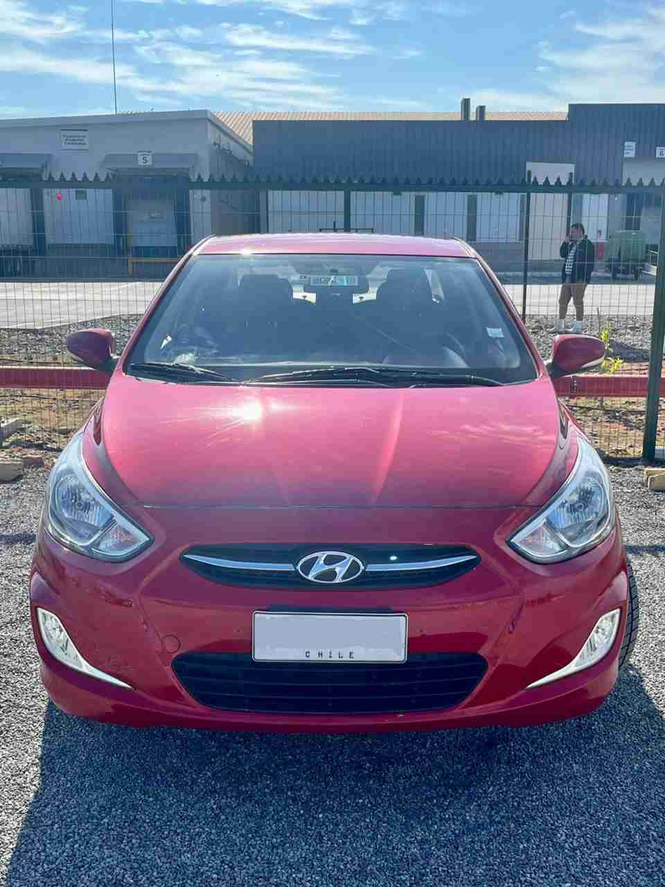 Auto sedán rojo en buen estado - miniatura 5