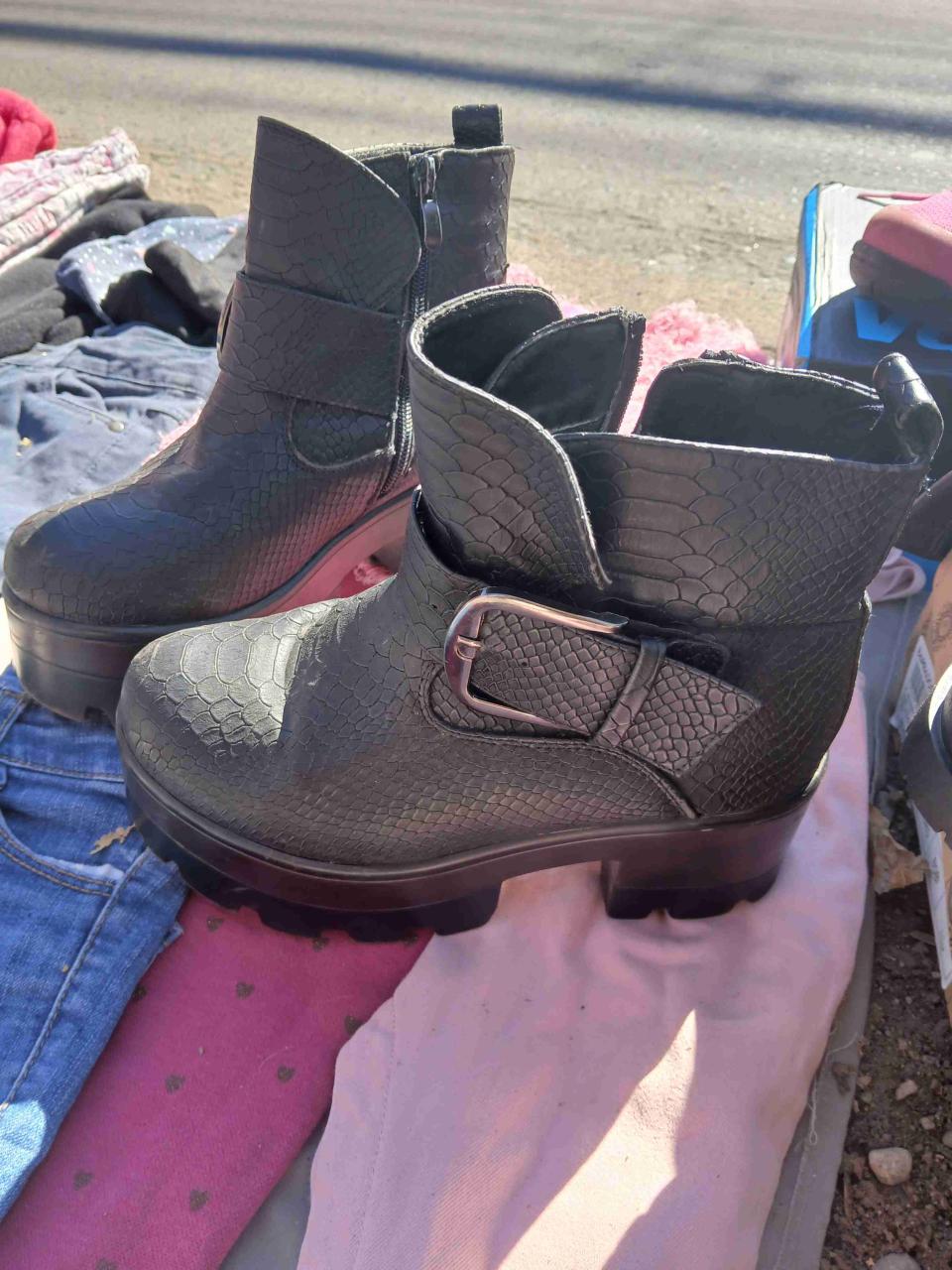 Botines negros con hebilla - miniatura 1