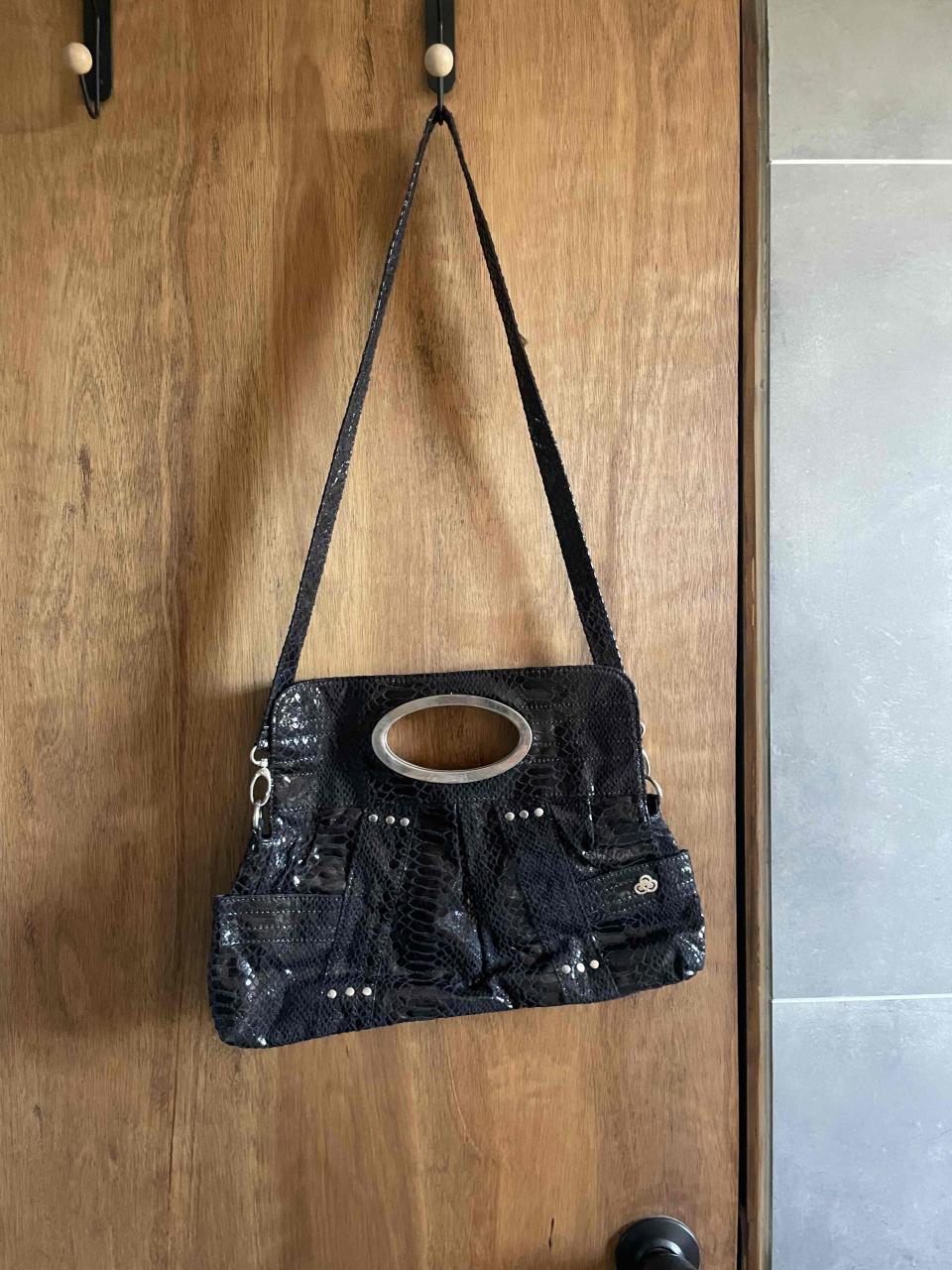 Cartera negra de diseño reptil - miniatura 2