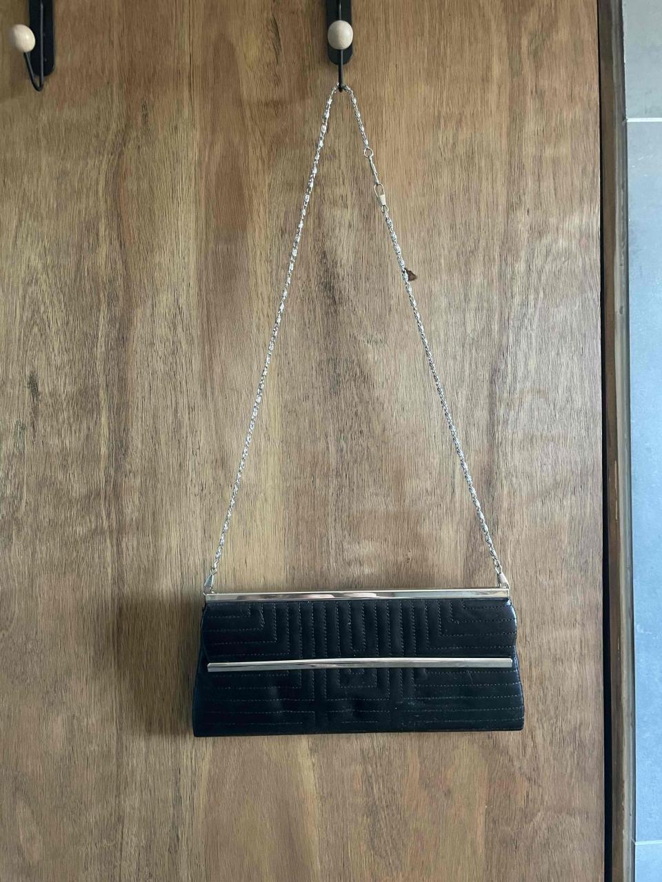 Cartera negra de mano - miniatura 1