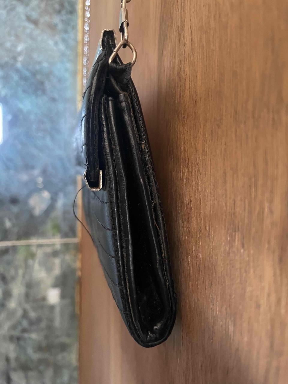 Cartera negra de mano - miniatura 3