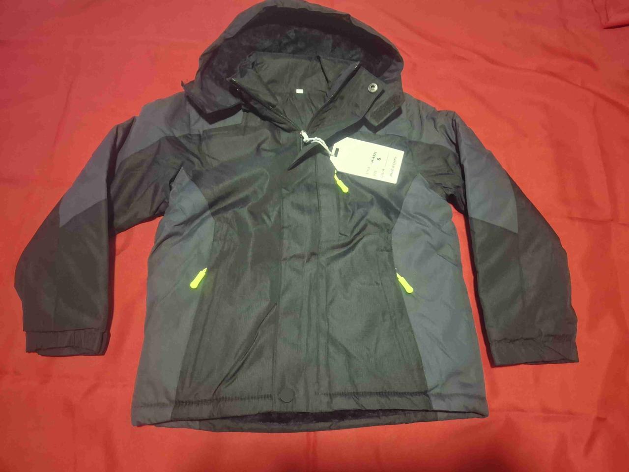 Chaqueta impermeable con capucha - miniatura 1
