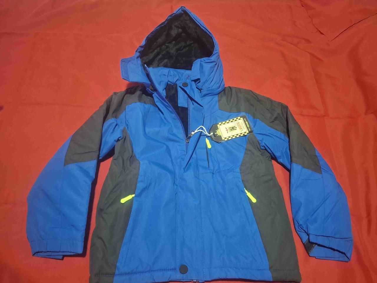 Chaqueta impermeable con capucha - miniatura 2