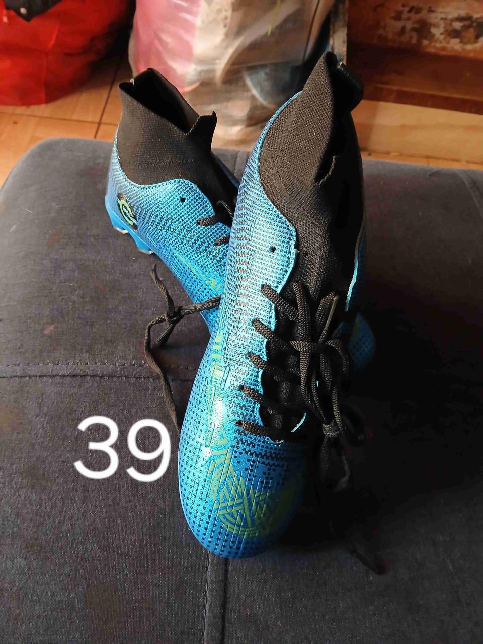 Botines deportivos talla 38,39,41,42 - miniatura 2