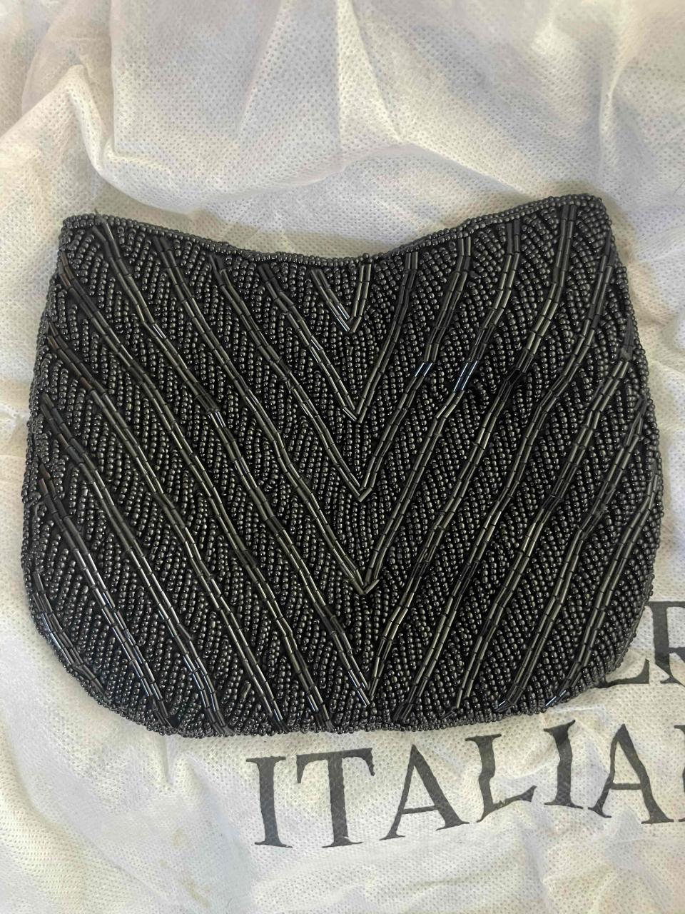 Clutch negro con abalorios