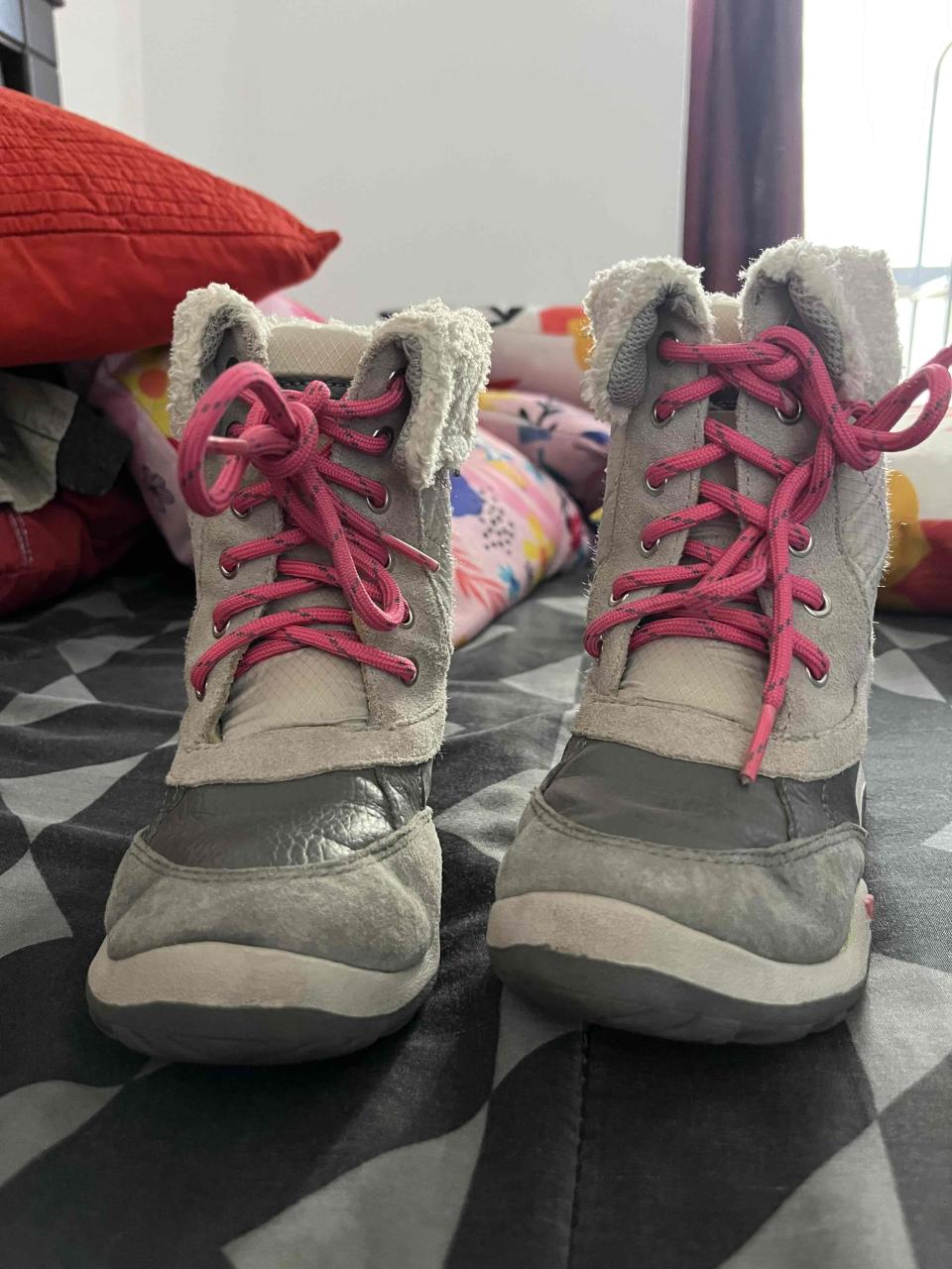 Botas de invierno grises con cinta rosa. - miniatura 1