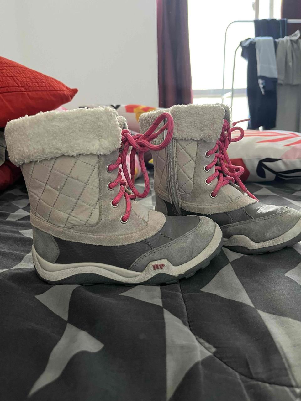 Botas de invierno grises con cinta rosa. - miniatura 2