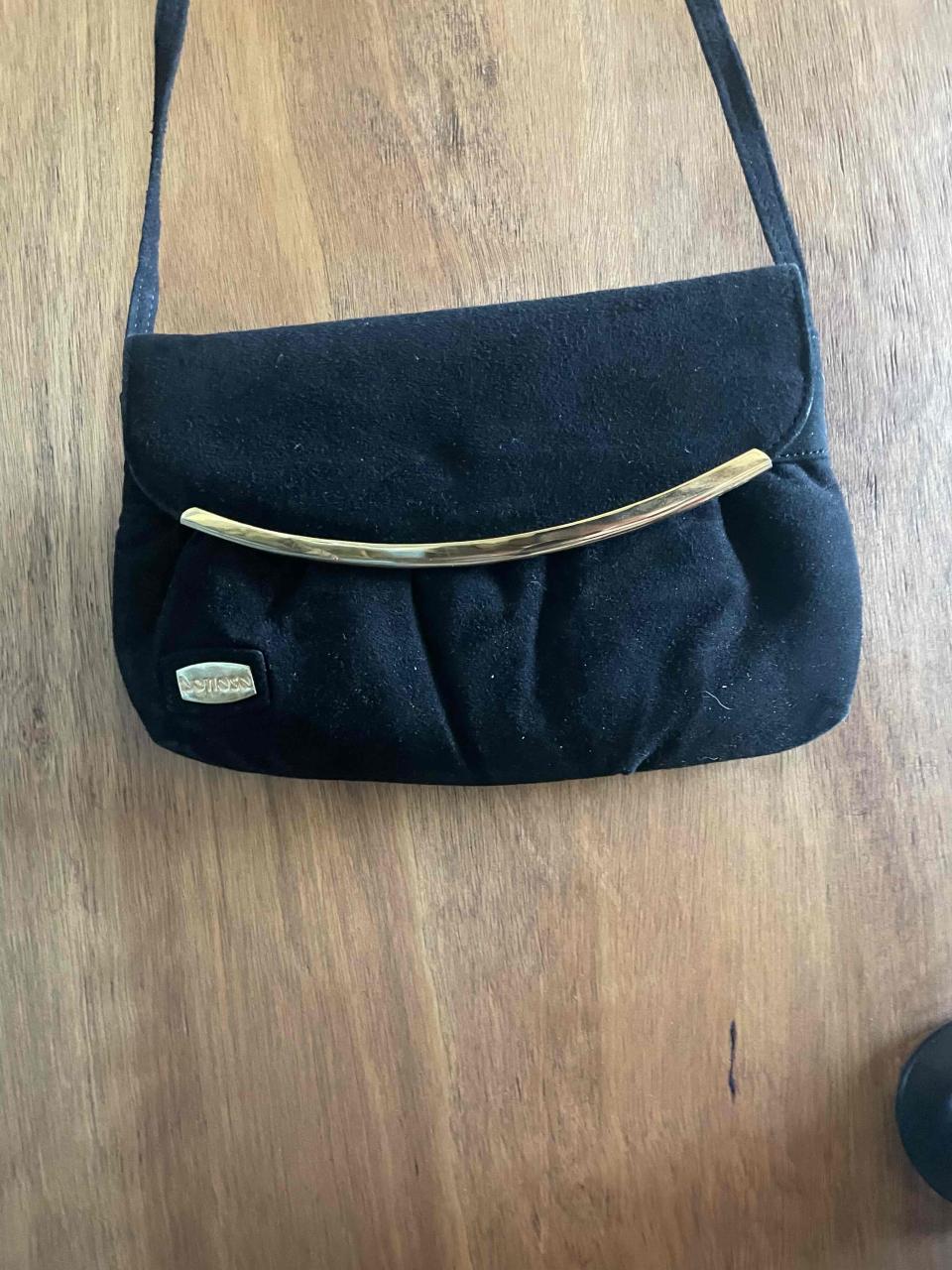 Cartera negra con detalles dorados - miniatura 1