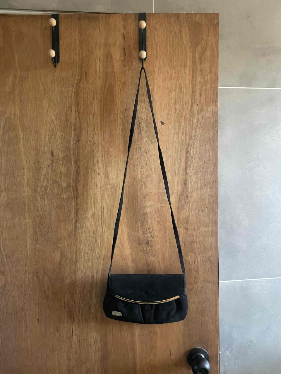 Cartera negra con detalles dorados - miniatura 2