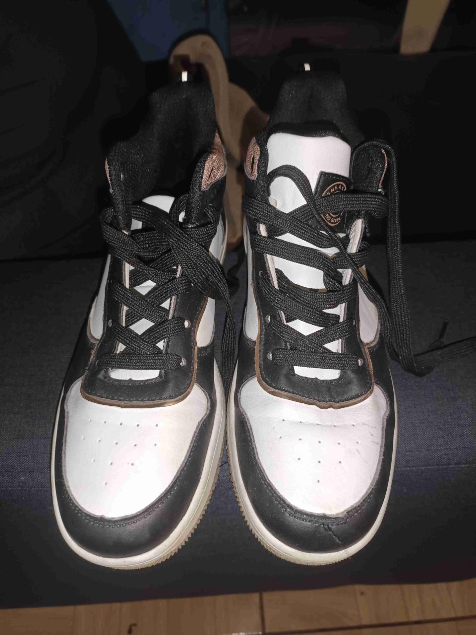 Zapatillas deportivas blancas y negras - miniatura 1