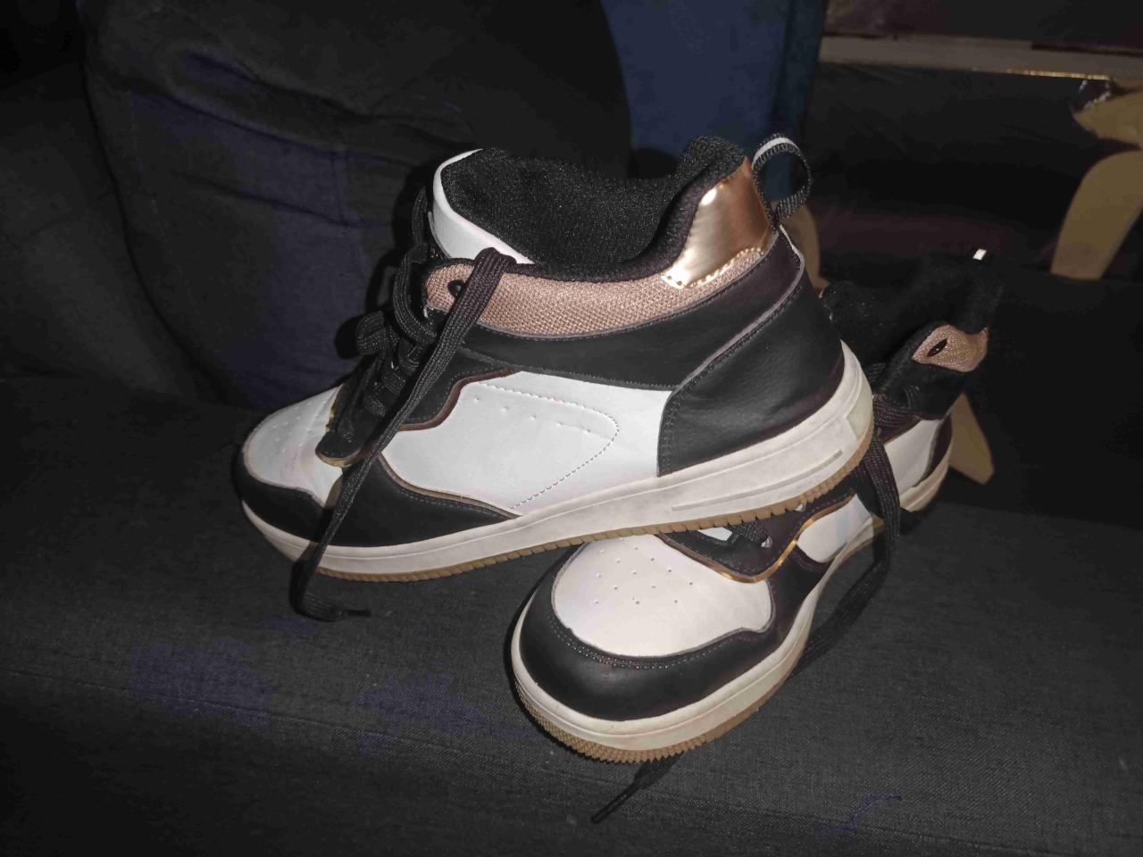 Zapatillas deportivas blancas y negras - miniatura 3