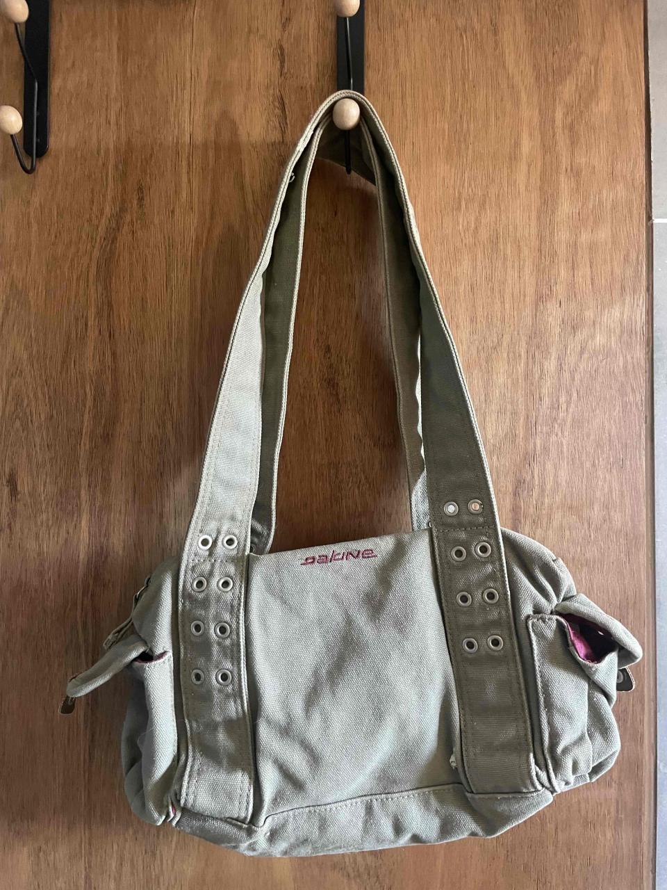 Bolso verde con asas largas