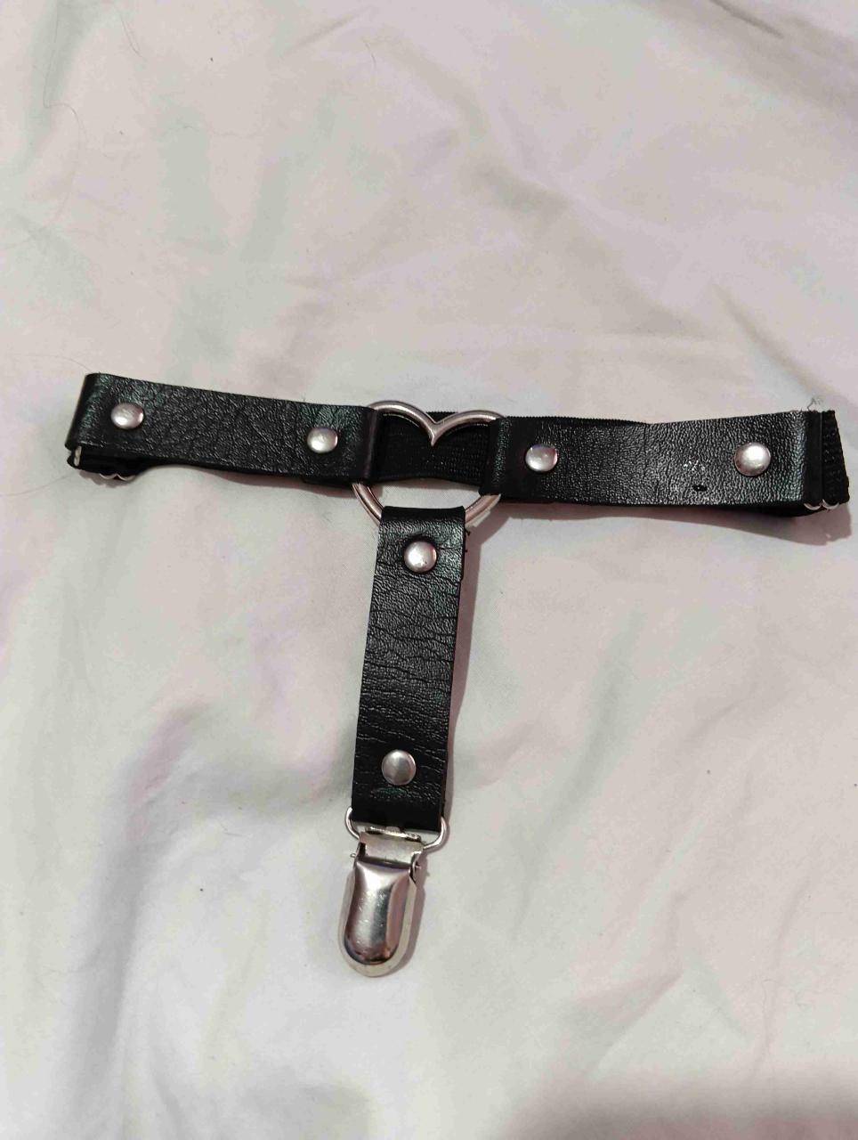 Choker para pierna de cuero negro con broche