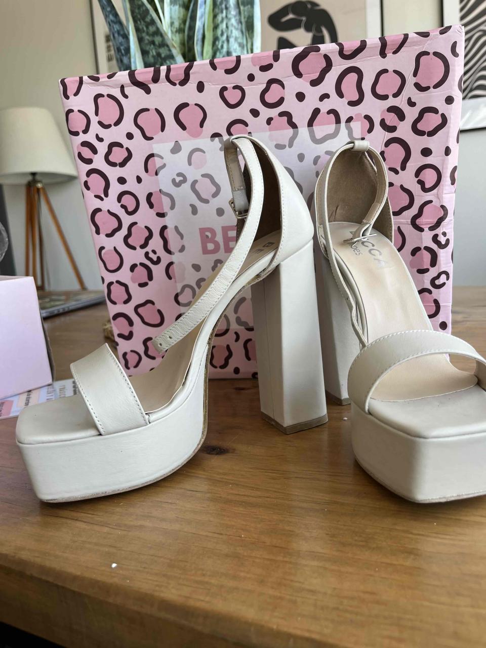 Sandalias beige con plataforma - miniatura 1