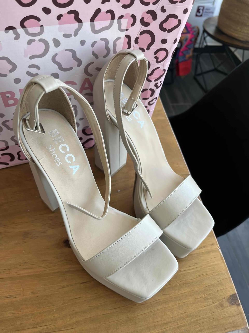 Sandalias beige con plataforma - miniatura 2