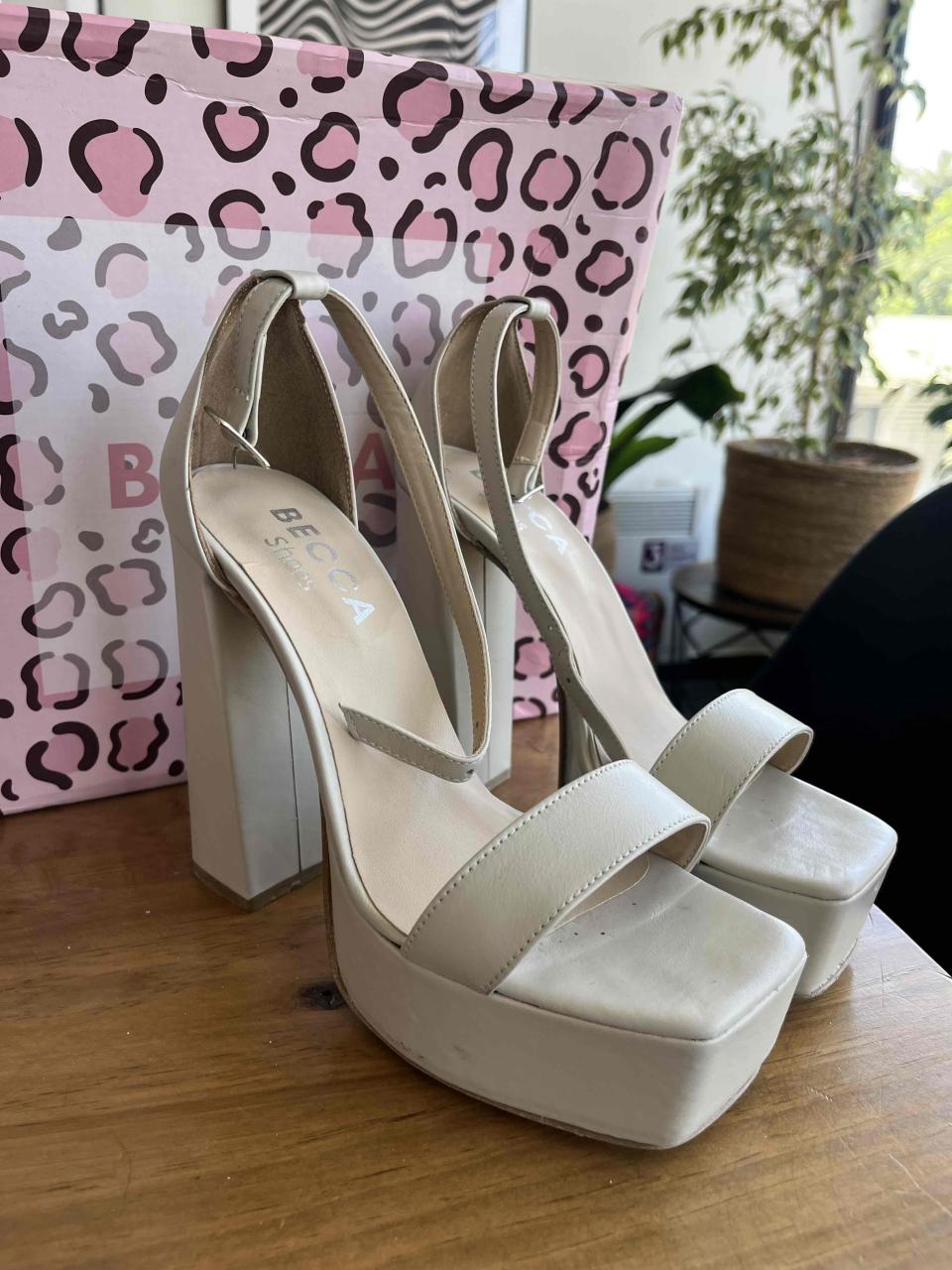 Sandalias beige con plataforma - miniatura 3