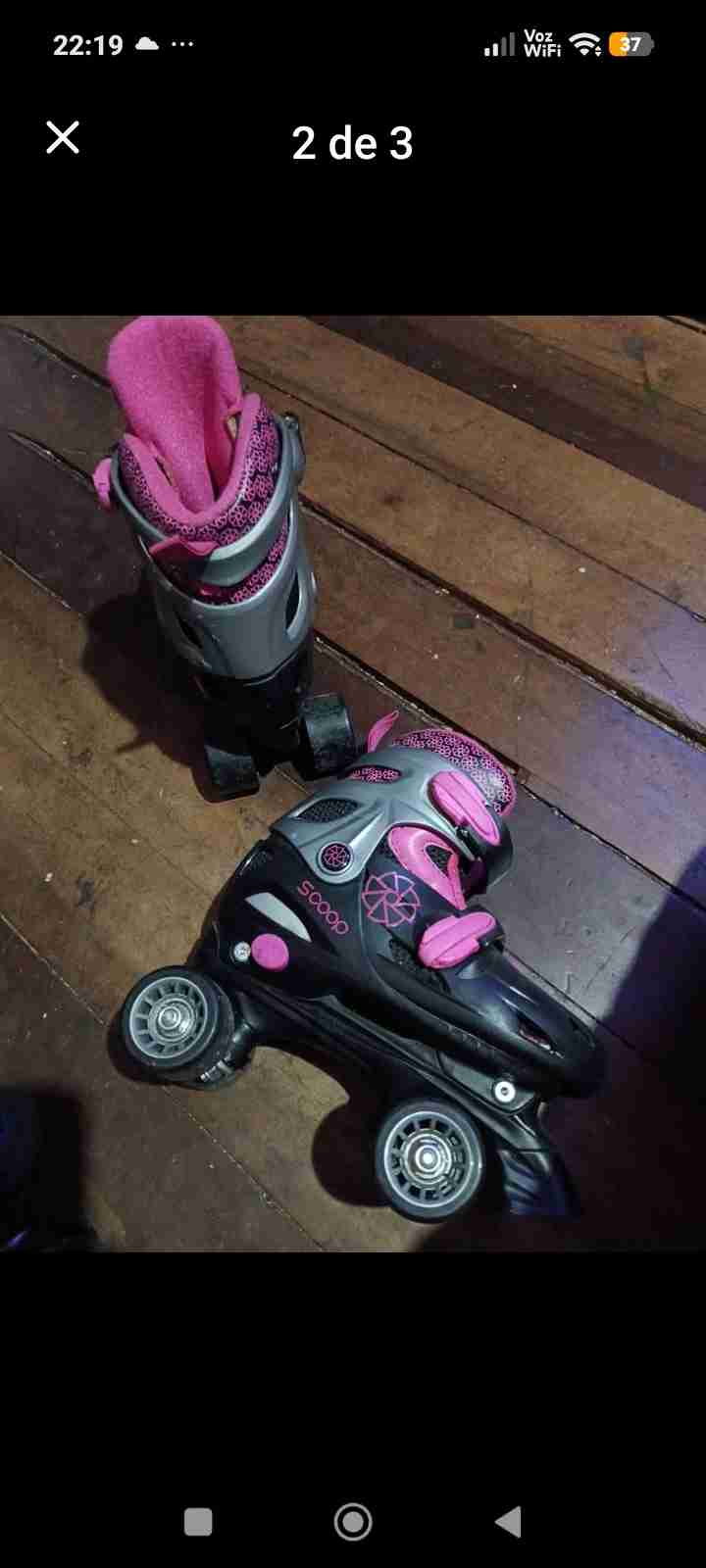 Patines de cuatro ruedas negros y rosados - miniatura 1