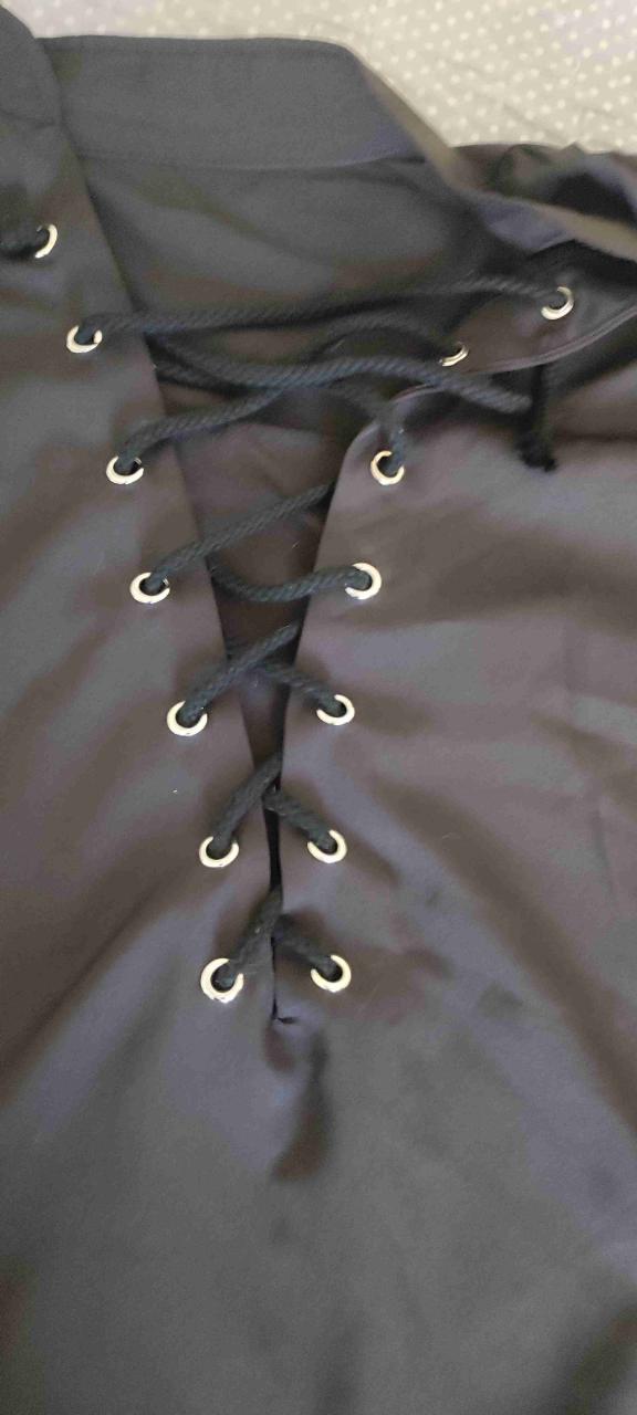 Camisa negra con ojalillos - miniatura 2
