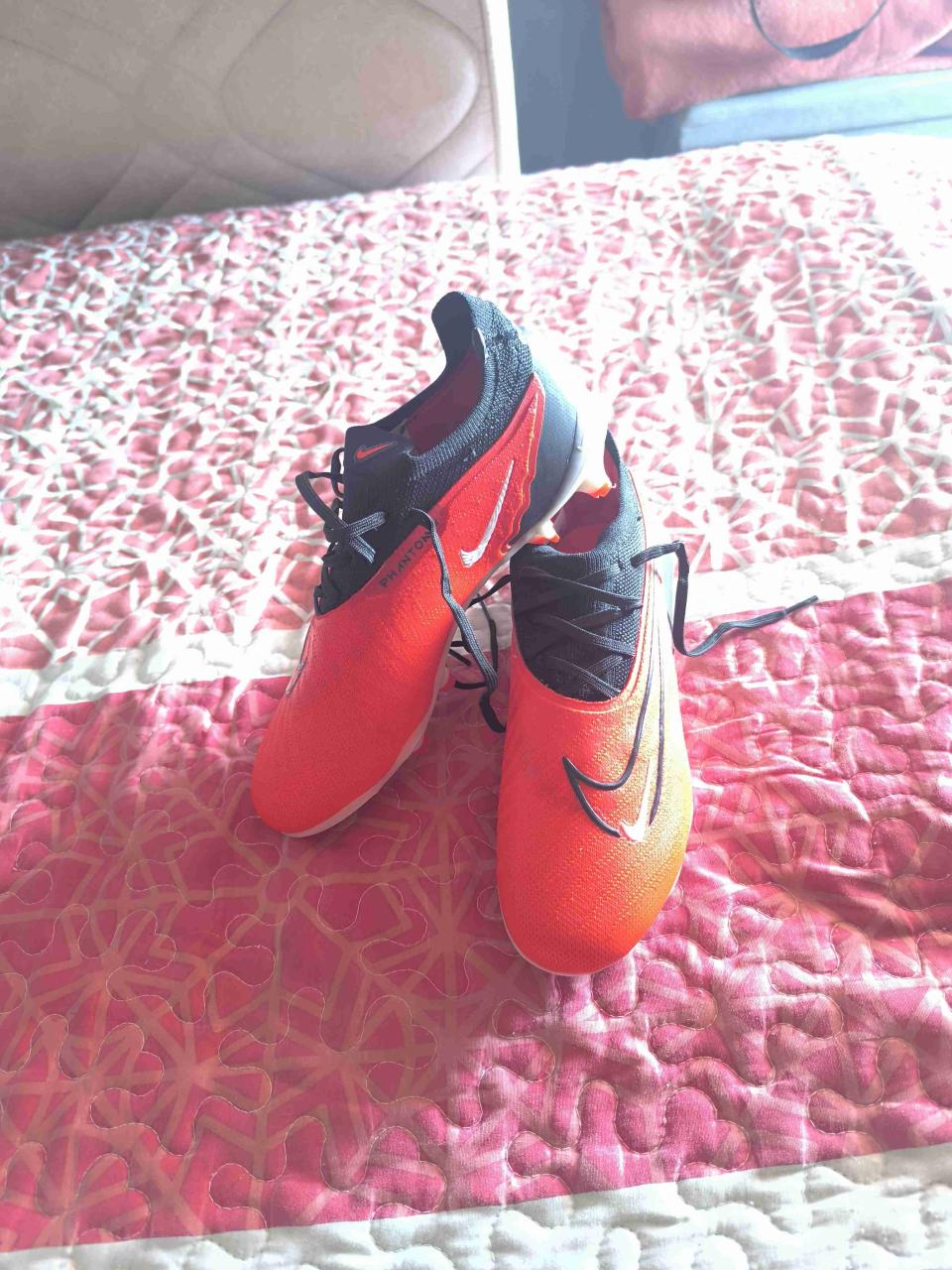 Zapatos de fútbol rojos - miniatura 1