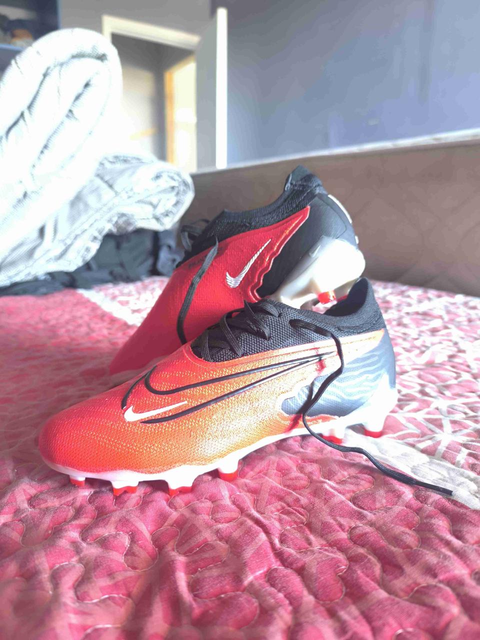 Zapatos de fútbol rojos - miniatura 2