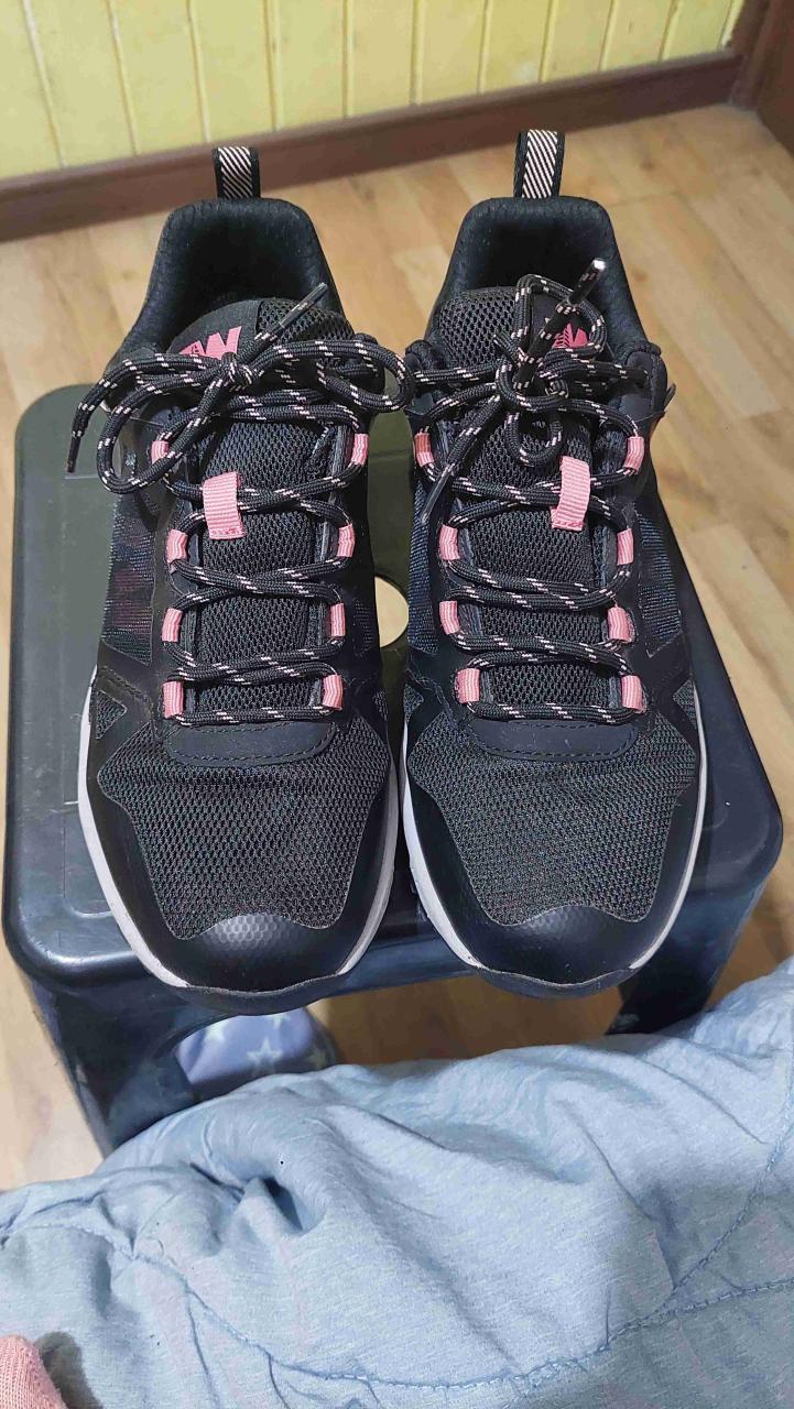 Zapatillas negras rosadas outdoor - miniatura 2