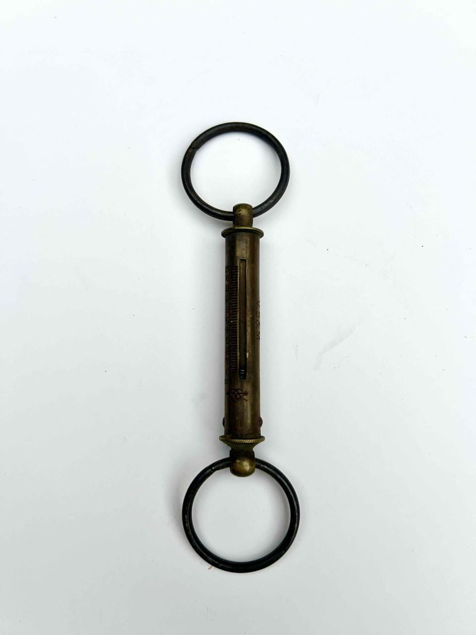 Antiguo gancho peseador metálico