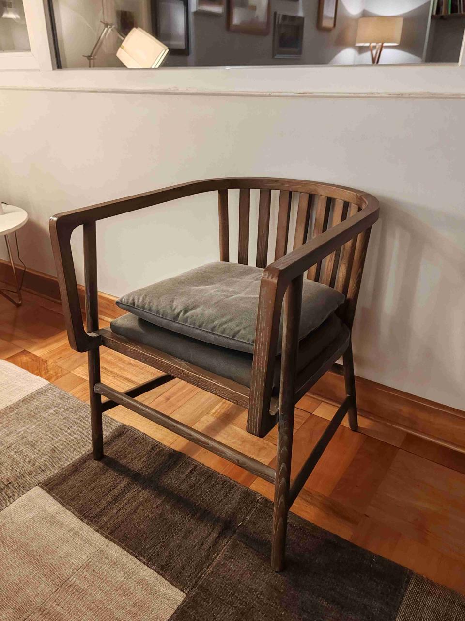 Sitial de madera con cojín gris - miniatura 2