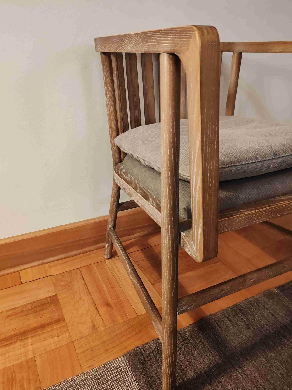 Sitial de madera con cojín gris - miniatura 3