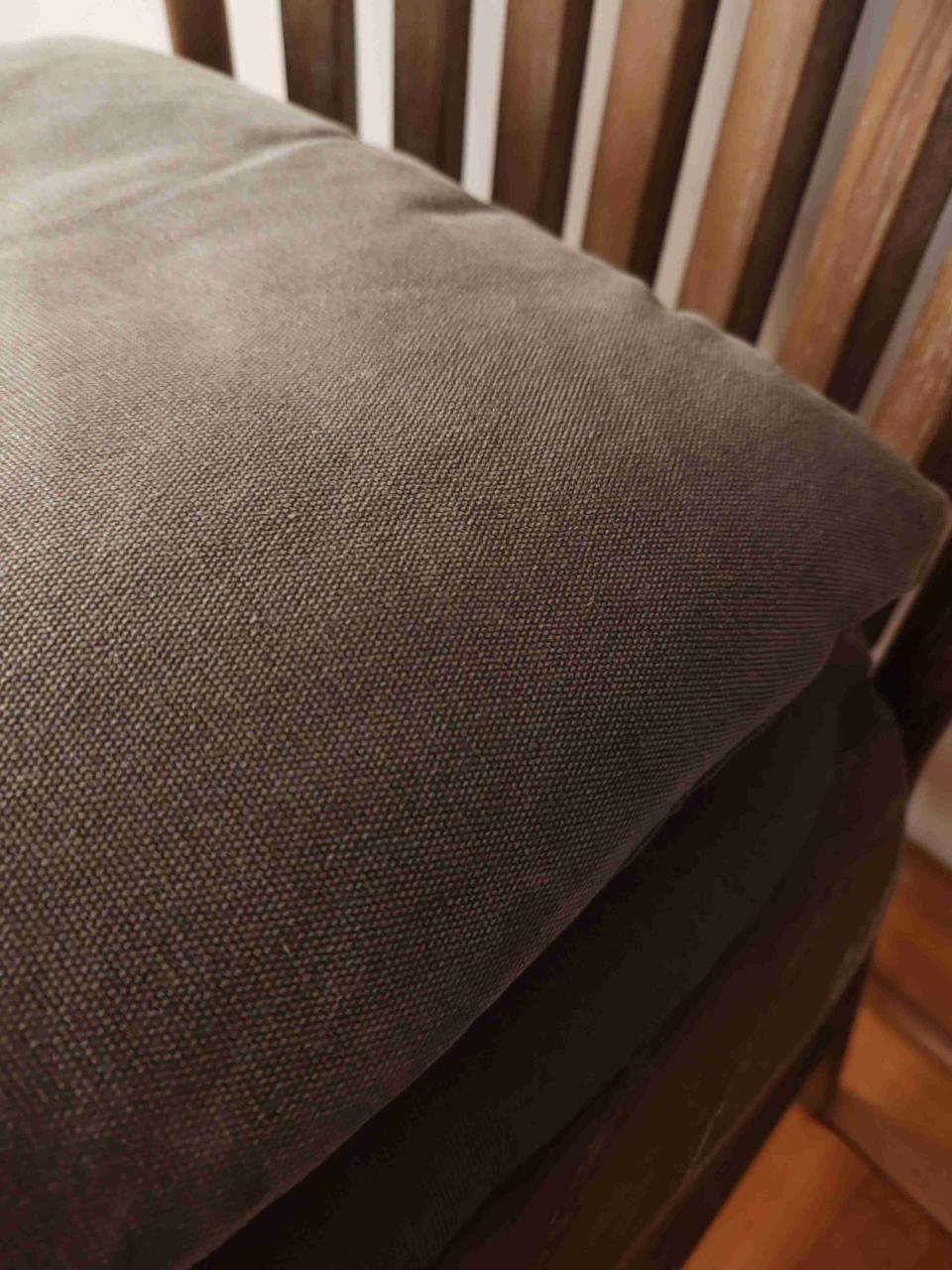 Sitial de madera con cojín gris - miniatura 5