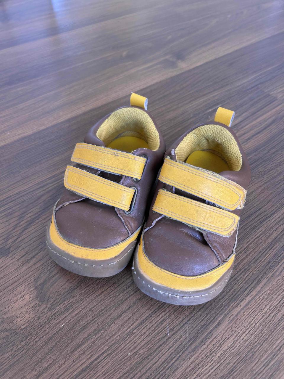 Zapatos ergonómicos niño café y amarillo - miniatura 3