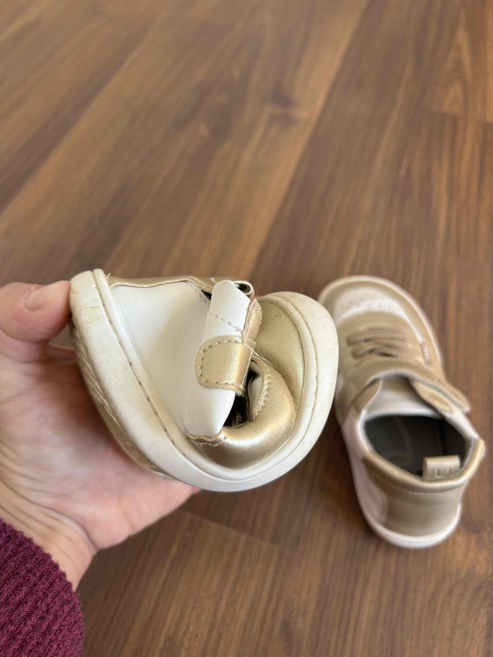 Zapatillas ergonómicas de niña o niño doradas y bl - miniatura 3