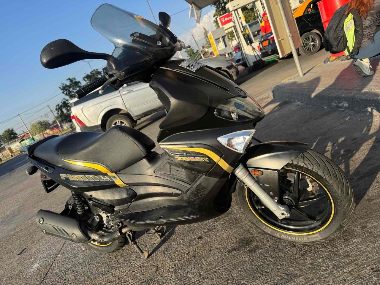 Scooter negra deportiva - miniatura 1