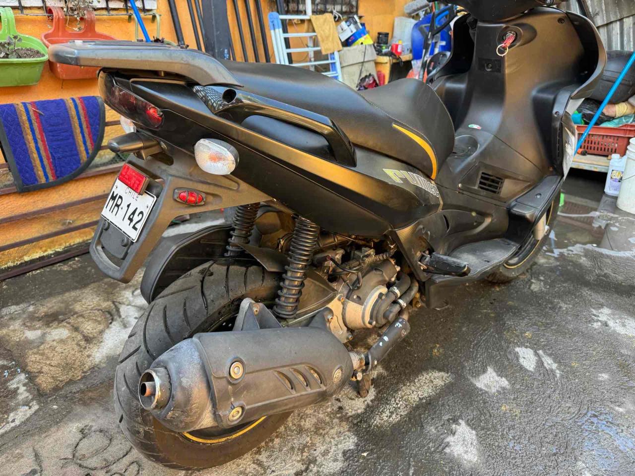 Scooter negra deportiva - miniatura 2