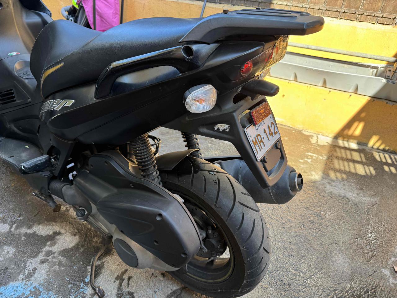 Scooter negra deportiva - miniatura 3