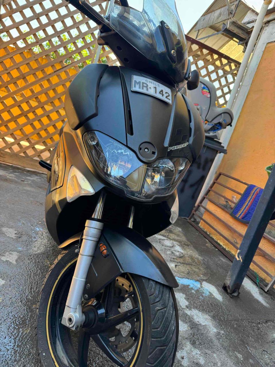 Scooter negra deportiva - miniatura 4