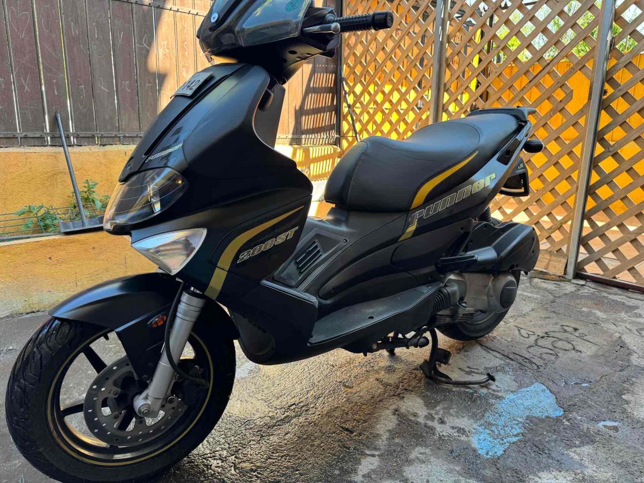 Scooter negra deportiva - miniatura 5