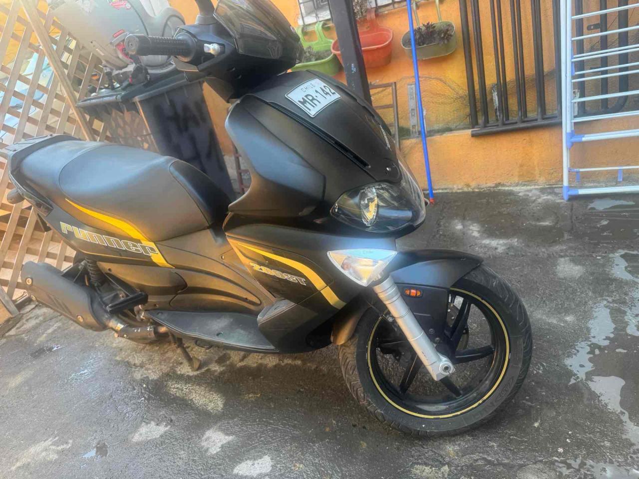 Scooter negra deportiva - miniatura 6