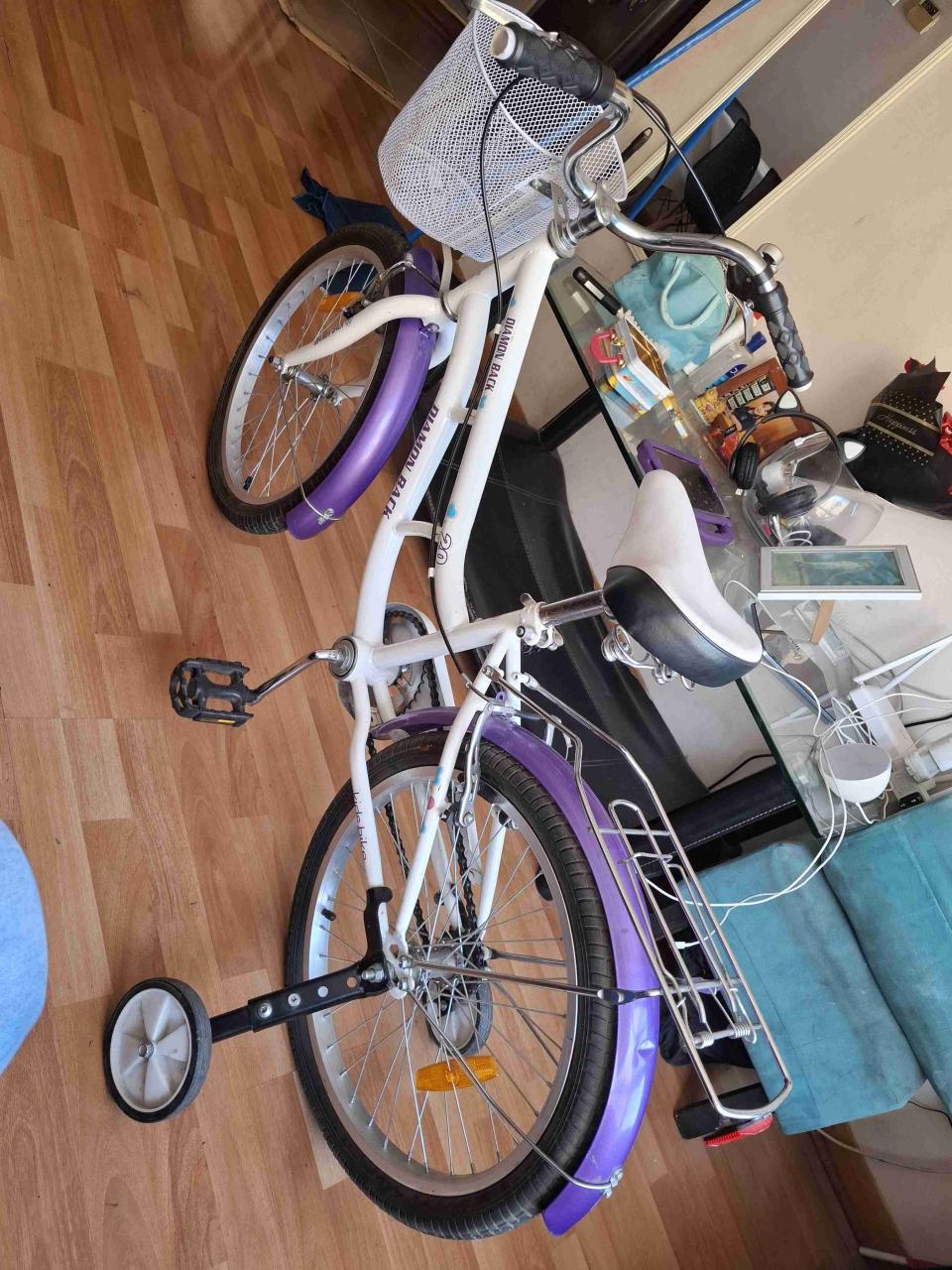 Bicicleta infantil morada con rueditas - miniatura 1