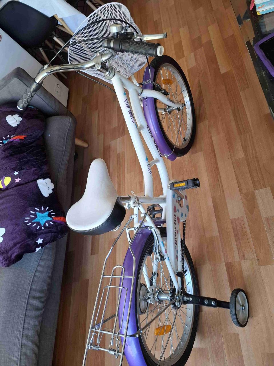 Bicicleta infantil morada con rueditas - miniatura 2
