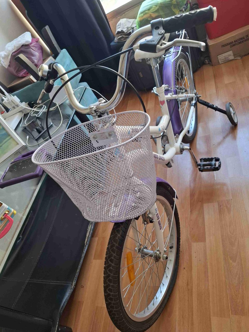 Bicicleta infantil morada con rueditas - miniatura 3