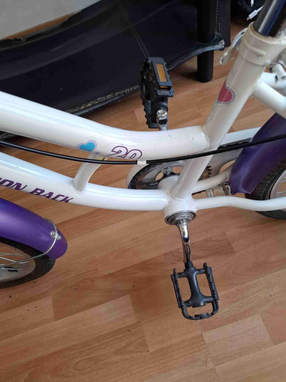 Bicicleta infantil morada con rueditas - miniatura 4