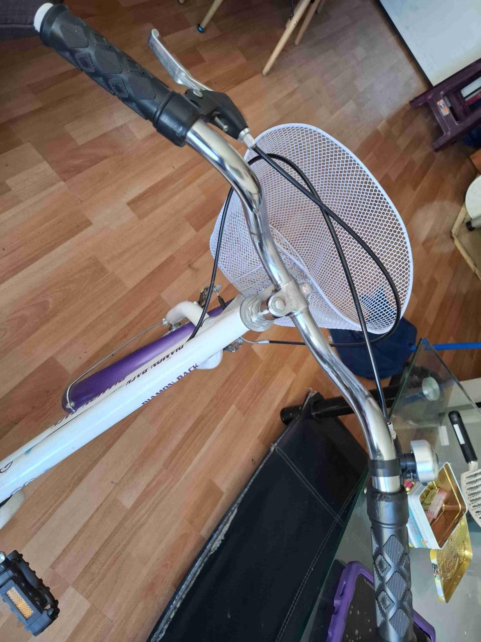 Bicicleta infantil morada con rueditas - miniatura 5