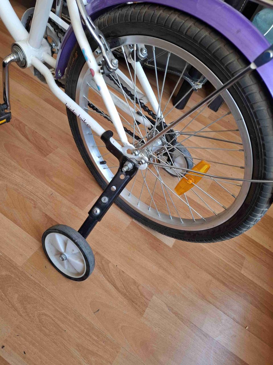Bicicleta infantil morada con rueditas - miniatura 6