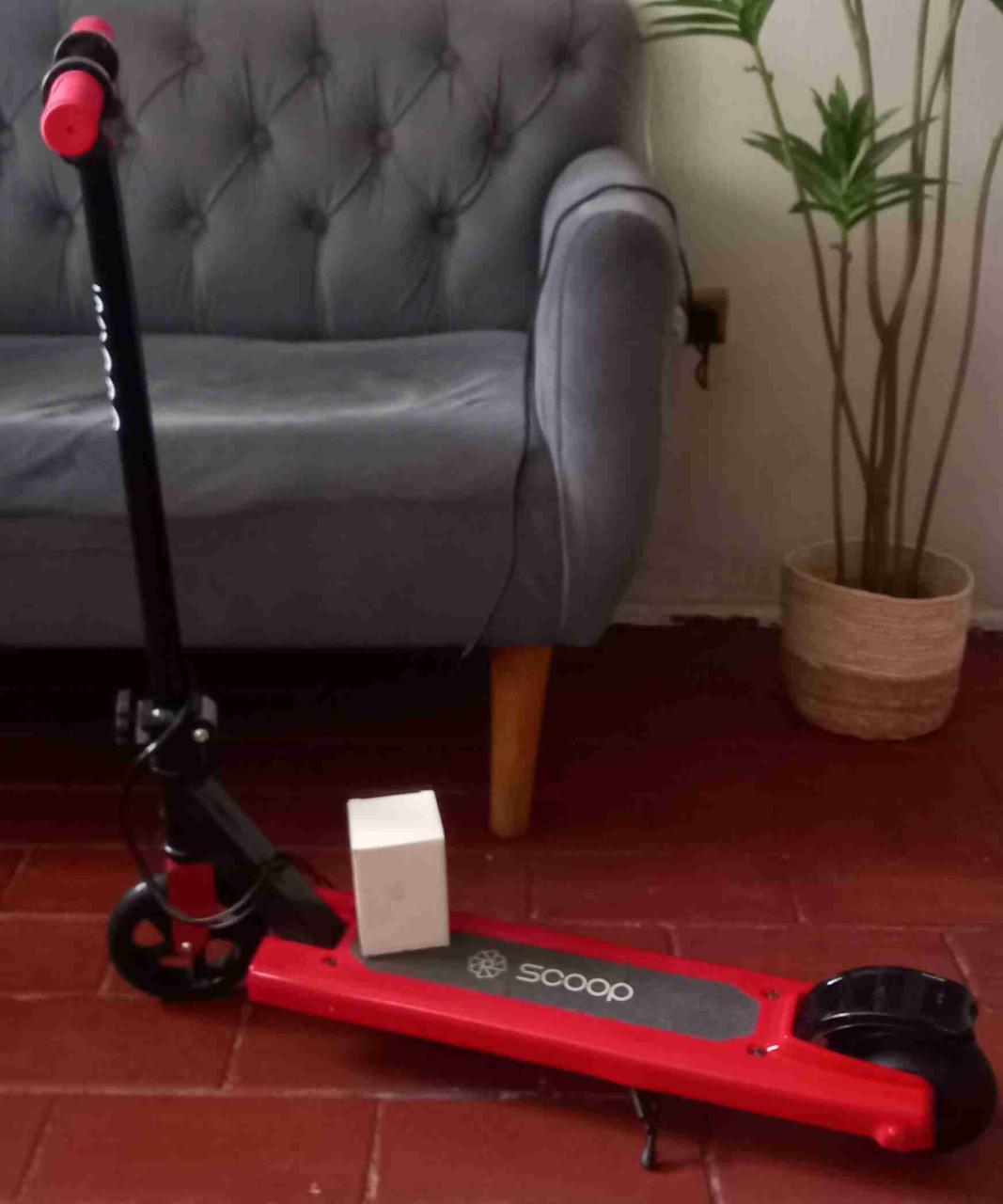 Scooter eléctrico rojo para niños. - miniatura 1
