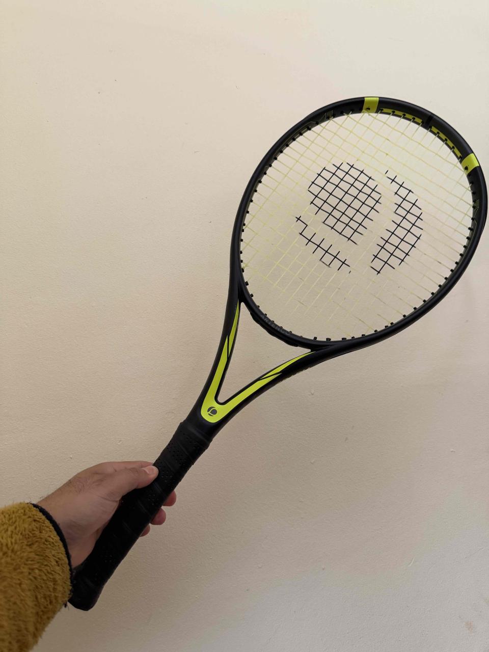 Raqueta de tenis negra y amarilla - miniatura 1