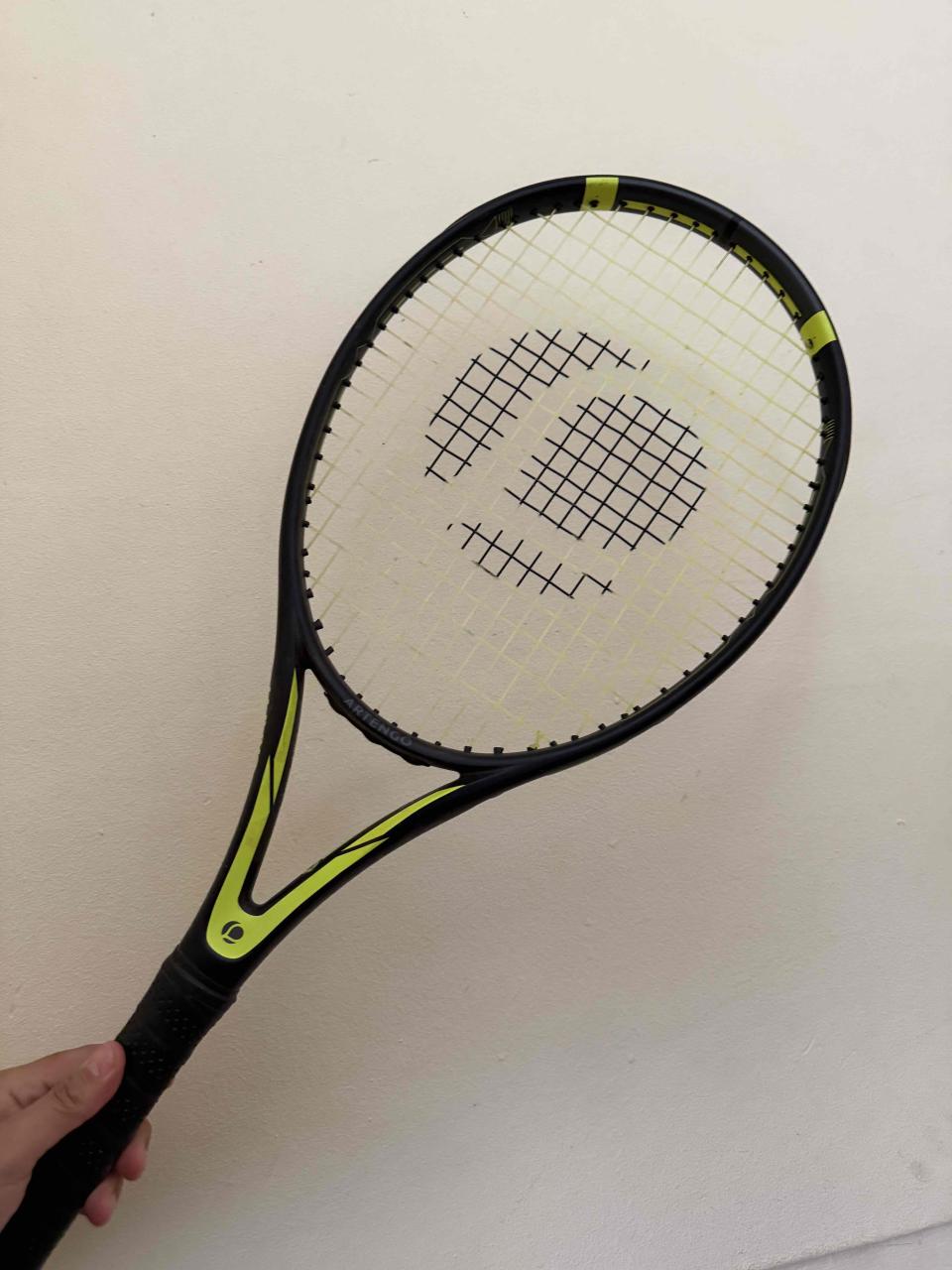 Raqueta de tenis negra y amarilla - miniatura 2