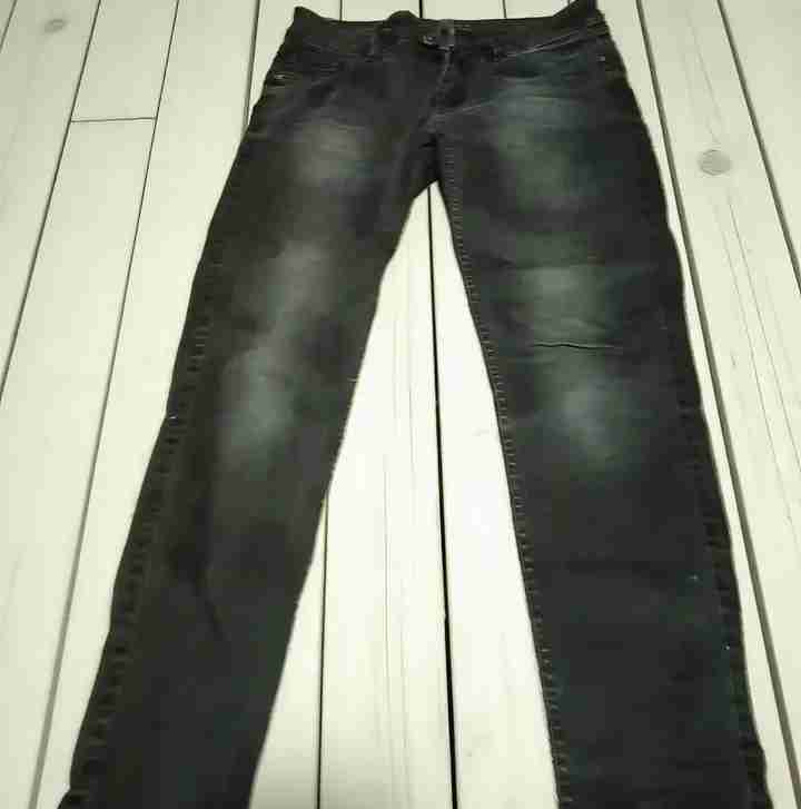 Jeans negros semidesgastados - miniatura 4
