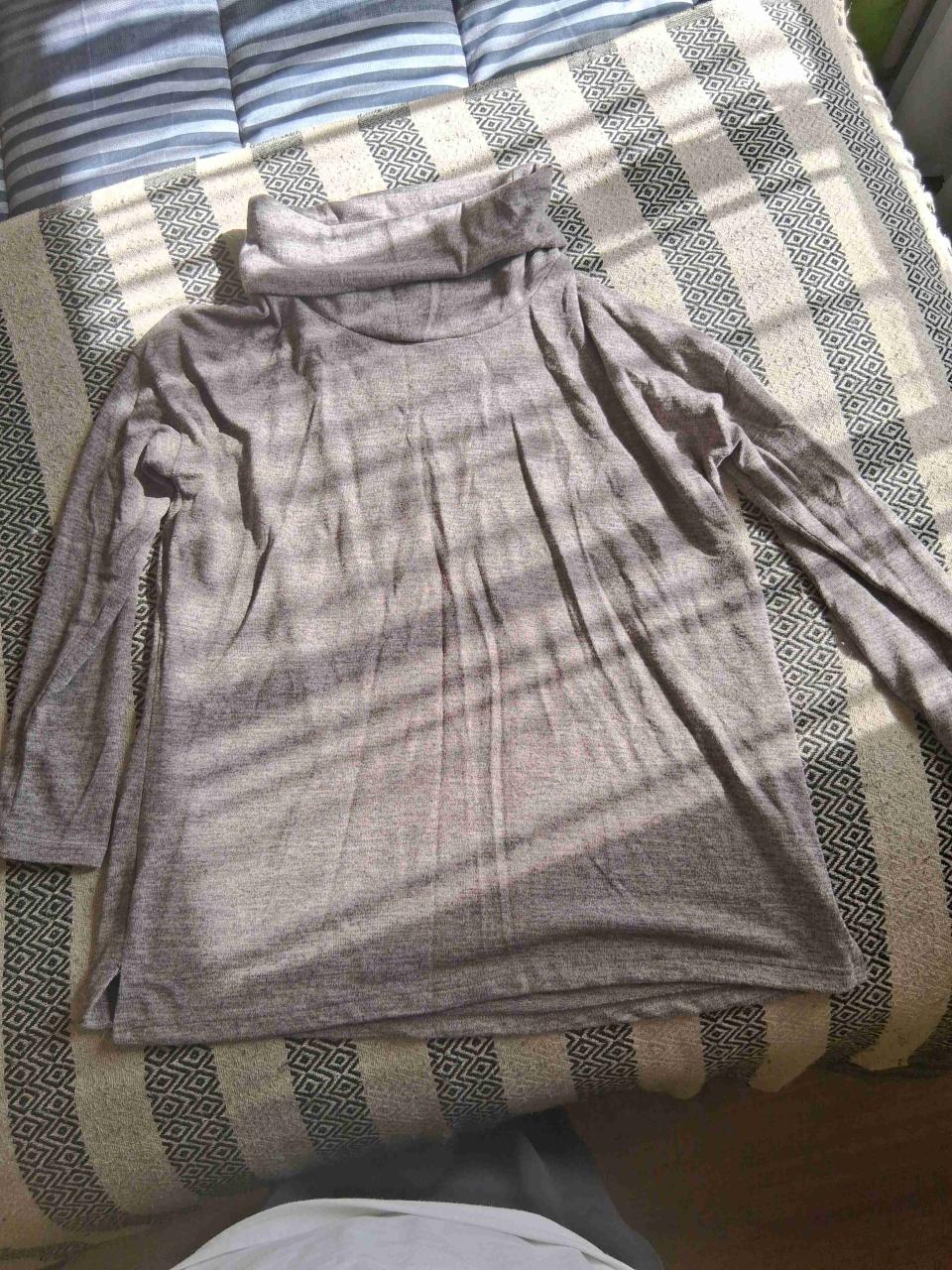 Polera marrón cuello alto y Polera verde - miniatura 1
