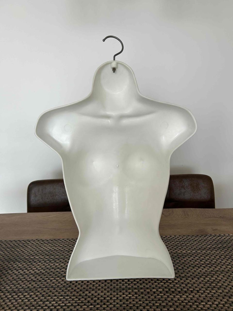 Maniquí de torso femenino plástico - miniatura 3